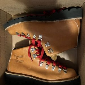 Danner Womens hiking boots not water proof 9.5 US